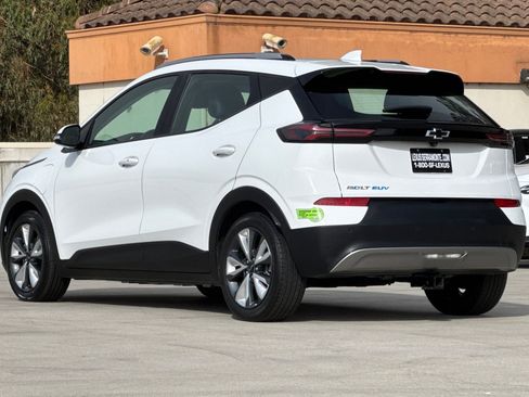 Used 2022 Chevrolet Bolt EUV LT w/ Convenience Package FWD image 3