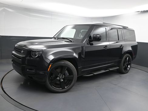 Used 2025 Land Rover Defender 130 X-Dynamic SE image 4