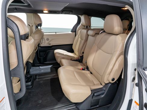 Used 2023 Toyota Sienna XLE FWD image 31