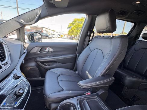 Used 2027 Chrysler Pacifica Select FWD image 14