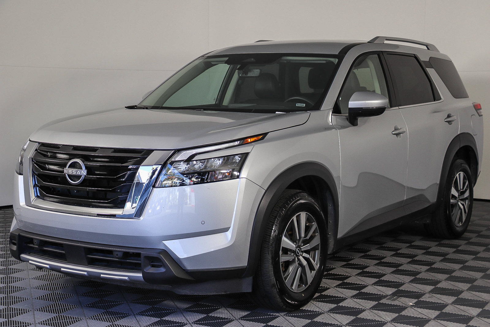 Used 2025 Nissan Pathfinder SL FWD image 3
