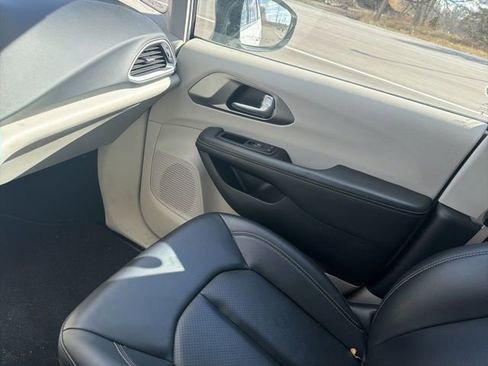 Used 2024 Chrysler Pacifica Touring-L image 12