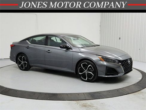 Used 2025 Nissan Altima 2.5 SR image 1