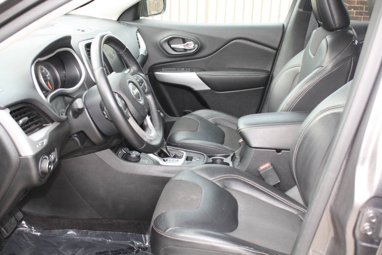 Used 2018 Jeep Cherokee Latitude Plus AWD/4WD image 6