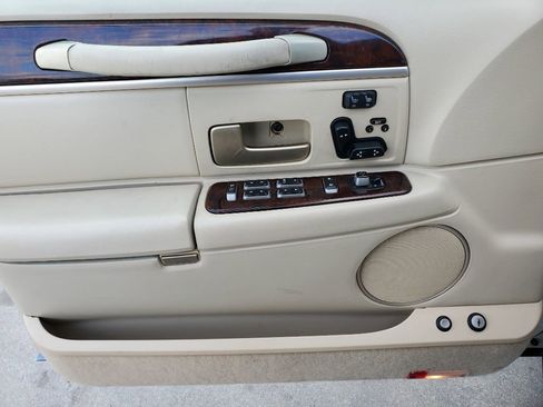 Used 2006 Lincoln Town Car Signature Limited image 14