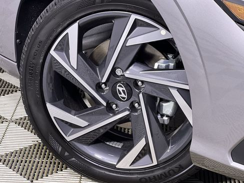 Used 2025 Hyundai Elantra Sport image 12