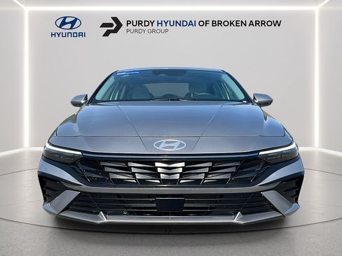 Certified 2025 Hyundai Elantra Limited FWD image 3