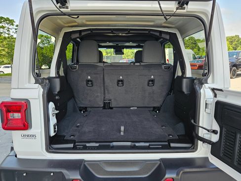 Used 2025 Jeep Wrangler Unlimited Sahara AWD/4WD image 30