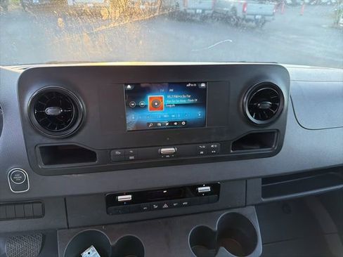 Used 2024 Mercedes-Benz Sprinter 2500 image 2