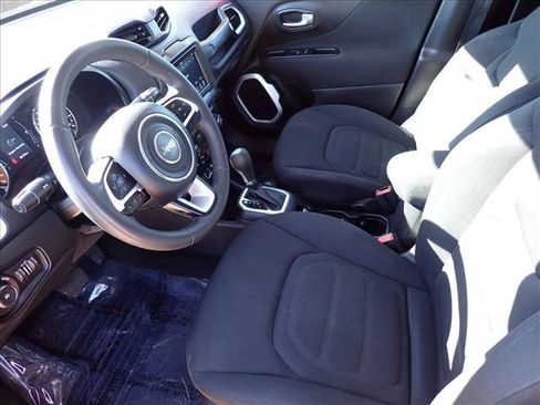 Used 2018 Jeep Renegade Latitude FWD image 11