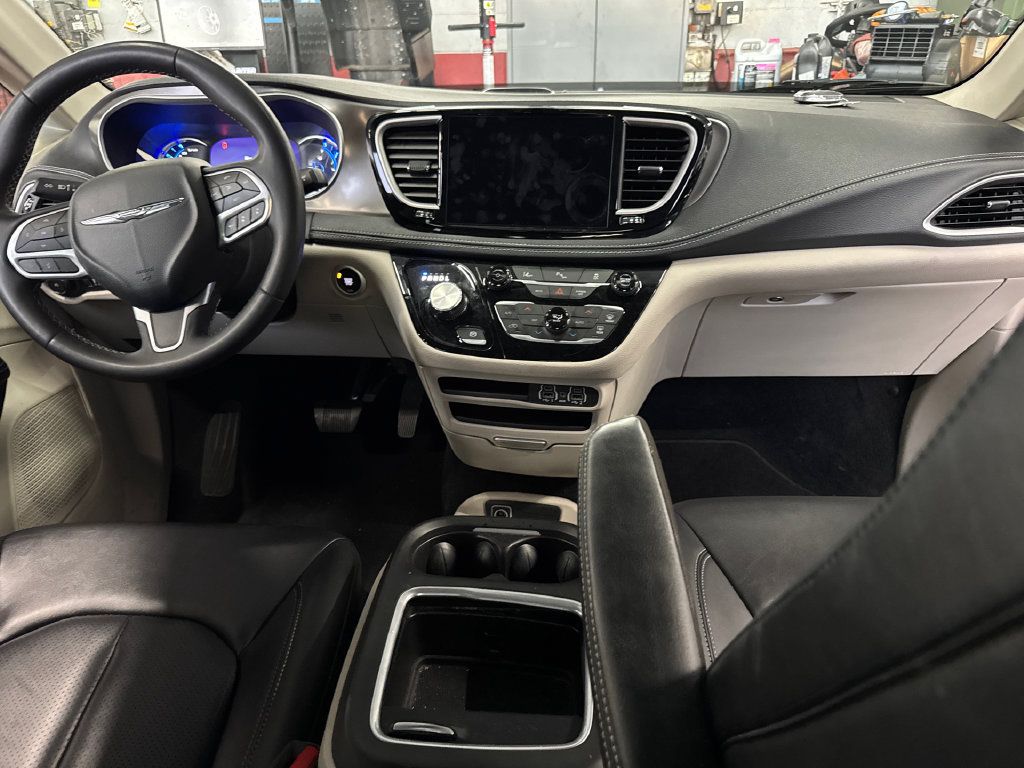 Used 2024 Chrysler Pacifica Limited FWD image 19