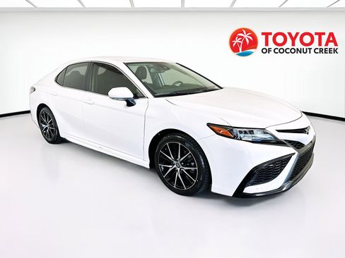 Used 2022 Toyota Camry SE w/ Convenience Package image 1