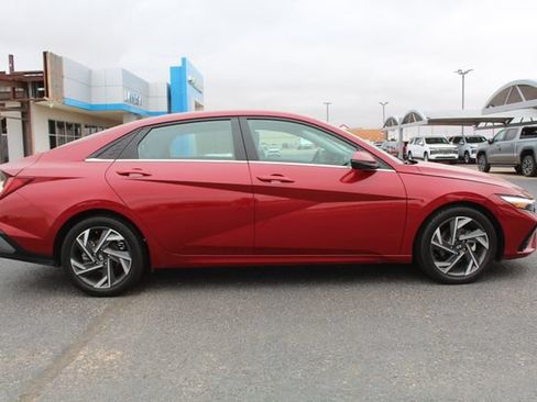 Used 2024 Hyundai Elantra Limited FWD image 2