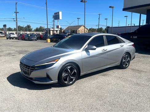 Used 2021 Hyundai Elantra SEL w/ Convenience + Premium Package image 2