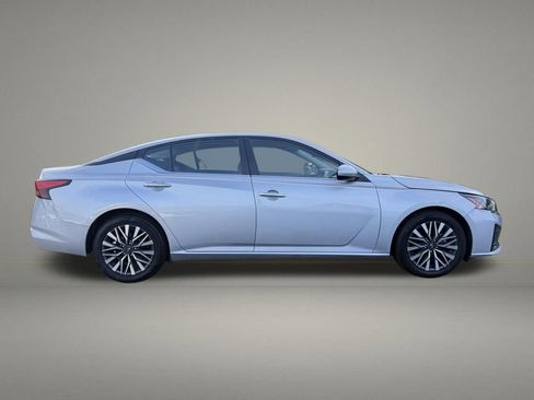 Used 2023 Nissan Altima 2.5 SV FWD image 6