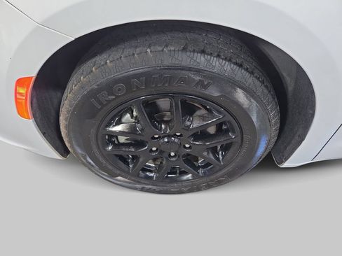 Used 2023 Chrysler Pacifica Touring-L FWD image 31
