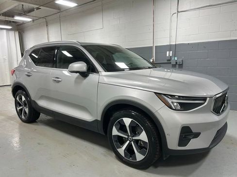 Used 2025 Volvo XC40 B5 Plus AWD/4WD image 4