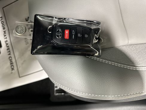 Used 2025 Toyota Camry SE image 18