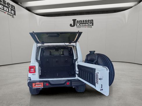 Used 2025 Jeep Wrangler Unlimited Sahara AWD/4WD image 6