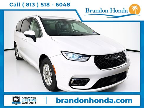 Used 2023 Chrysler Pacifica Touring-L FWD image 1
