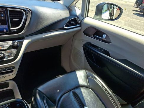 Used 2023 Chrysler Pacifica Touring-L FWD image 17