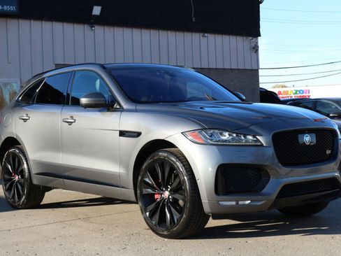 Used 2019 Jaguar F-PACE S image 4