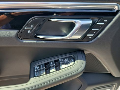 Used 2025 Porsche Macan image 21