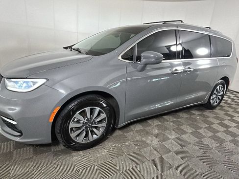 Used 2021 Chrysler Pacifica Touring-L FWD image 7