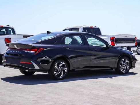 Used 2025 Hyundai Elantra Sport FWD image 4