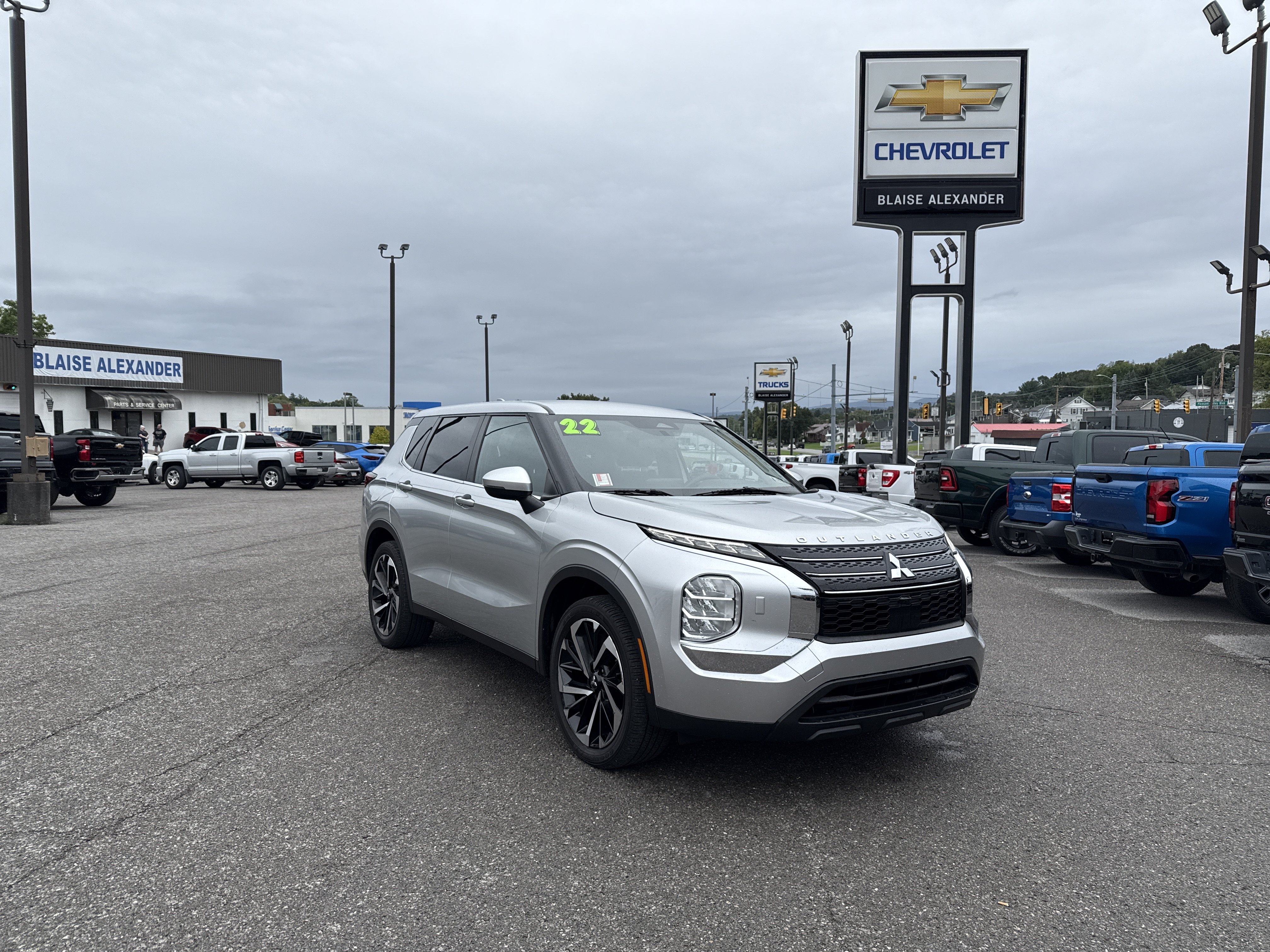 Used 2022 Mitsubishi Outlander ES AWD/4WD image 1