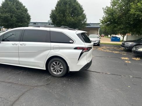 Used 2025 Toyota Sienna XLE FWD image 5