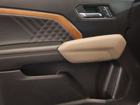 Used 2023 GMC Canyon Denali image 11