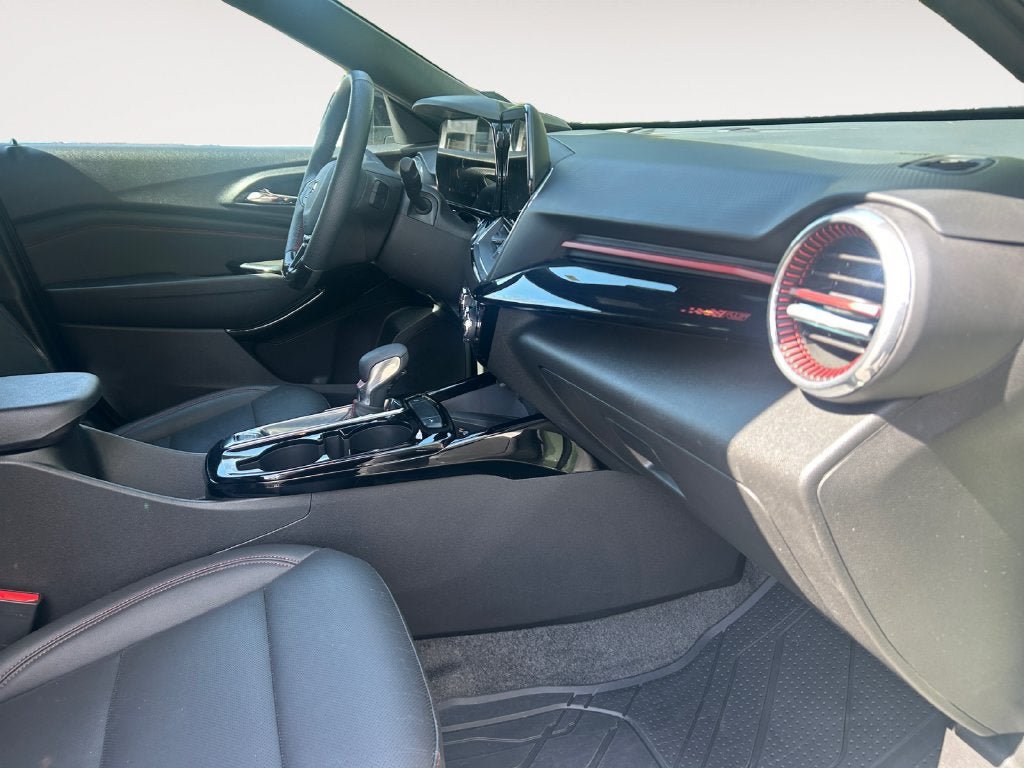 Used 2024 Chevrolet Trax RS w/ Sunroof Package FWD image 27