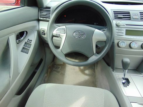 Used 2010 Toyota Camry LE FWD image 18