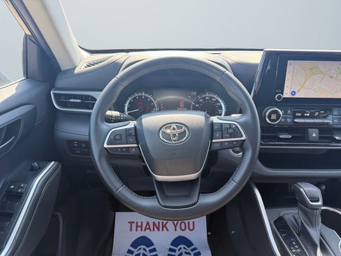 Used 2023 Toyota Highlander LE FWD image 12