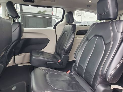 Used 2022 Chrysler Pacifica Touring-L FWD image 27