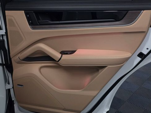 Certified 2025 Porsche Cayenne E-Hybrid Coupe AWD/4WD image 25