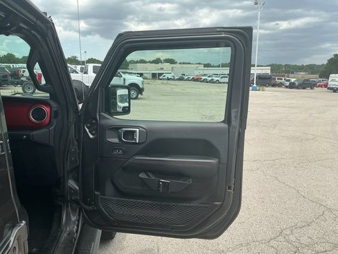Used 2018 Jeep Wrangler Unlimited Rubicon AWD/4WD image 15
