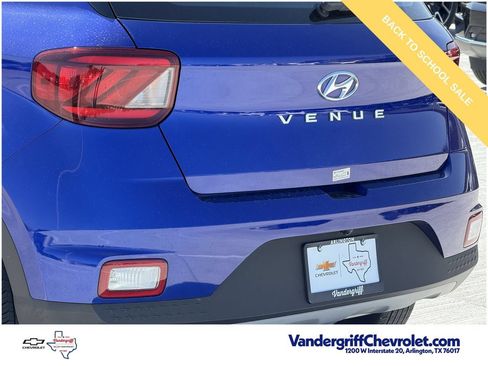 Used 2025 Hyundai Venue SEL FWD image 6