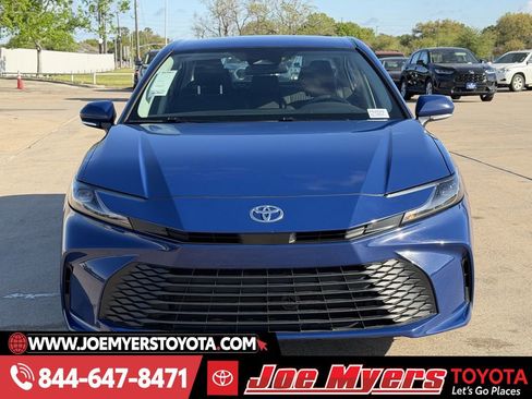 Used 2025 Toyota Camry LE image 3