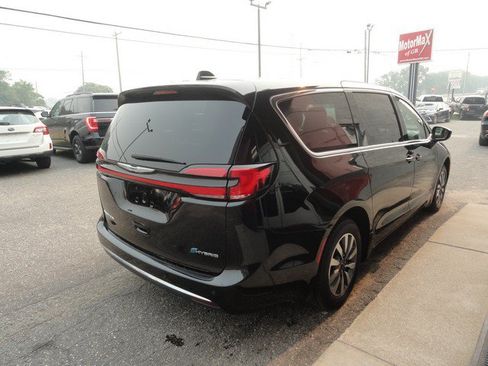 Used 2024 Chrysler Pacifica Limited FWD image 4