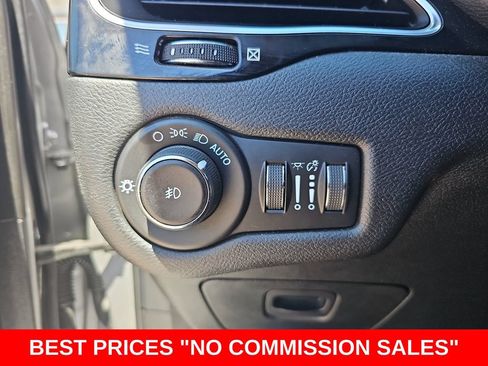 Used 2021 Jeep Cherokee Latitude Plus FWD image 24