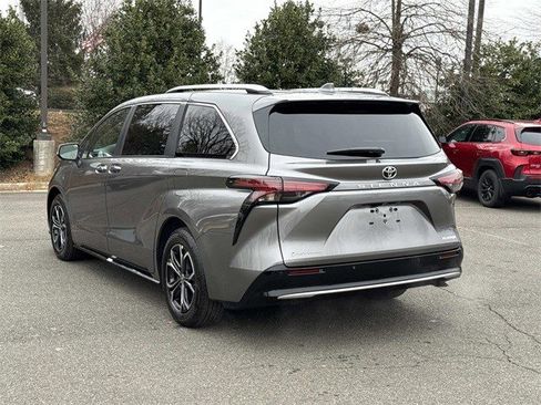 Used 2026 Toyota Sienna Platinum image 4