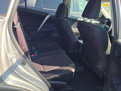 Used 2018 Toyota RAV4 LE FWD image 4