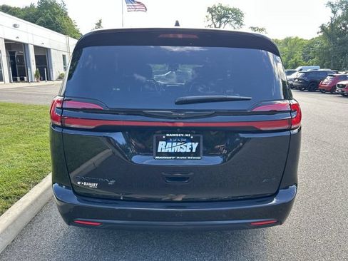 Used 2023 Chrysler Pacifica Touring-L w/ S Appearance Package AWD/4WD image 27