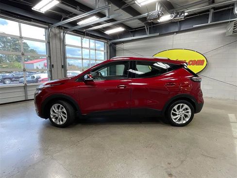 Used 2022 Chevrolet Bolt EUV LT w/ Comfort Package FWD image 2