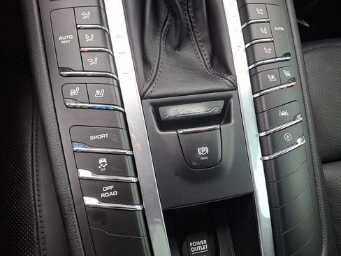 Used 2019 Porsche Macan AWD/4WD image 19