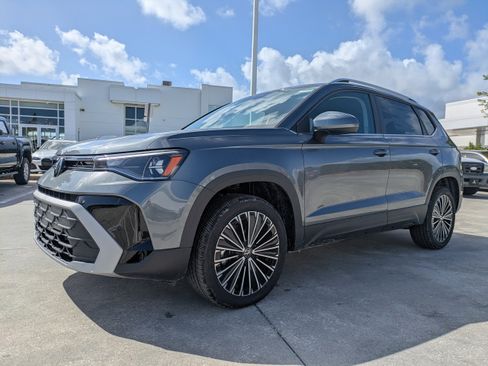 New 2026 Volkswagen Taos SE FWD image 8