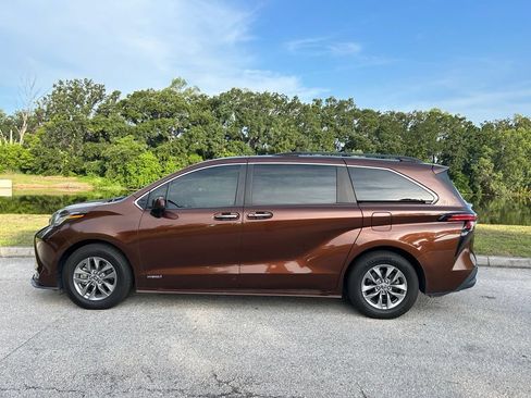 Used 2021 Toyota Sienna XLE FWD image 3