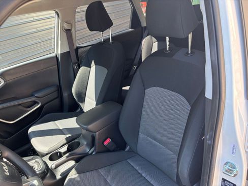 Used 2025 Kia Soul LX w/ LX Technology Package FWD image 22